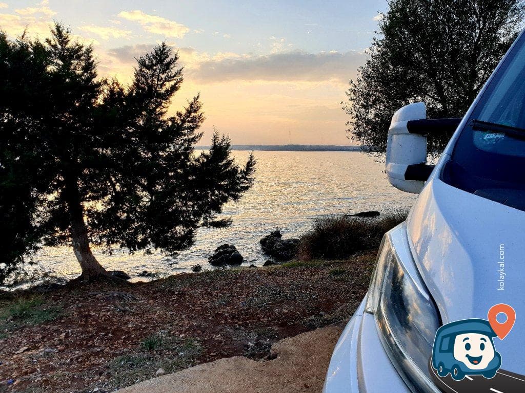 Akbük Sahili Çam Ağaçları Altı Ücretsiz Kamp ve Karavan Park Alanı - Didim, Aydın, foto 2