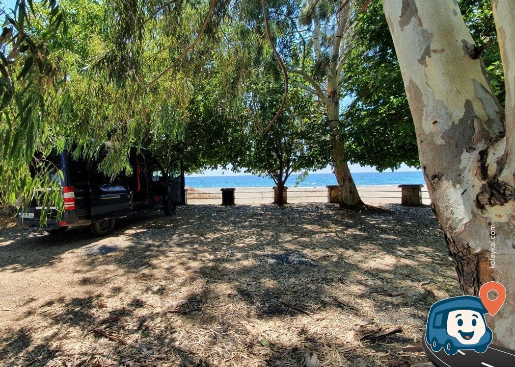 Sahilde Gölgede Otopark Yoğun Yol Kenarı - Alanya, Antalya, foto 1