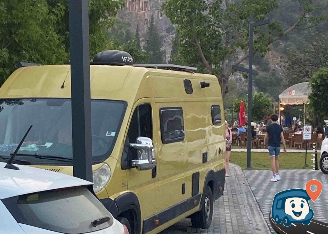 Dalyan Nehri Kenarı Otopark ve Kaunos Kaya Mezarları Manzarası - Ortaca, Muğla, foto 1