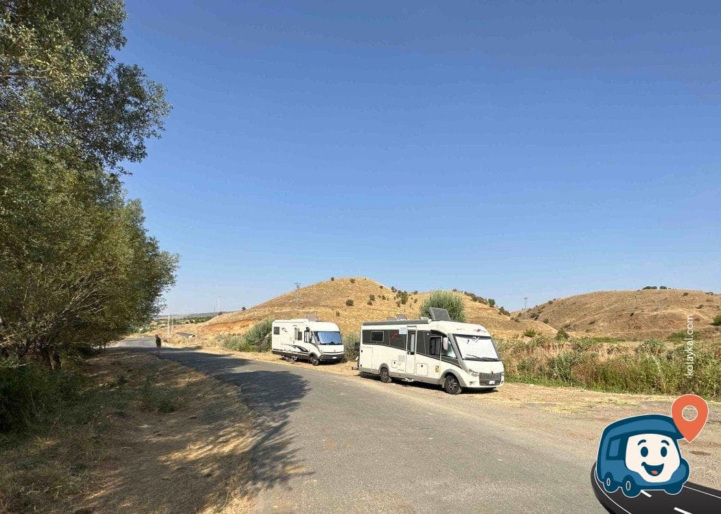 Nehir Kenarında Sakin Kamp Alanı - Pütürge, Malatya, foto 1