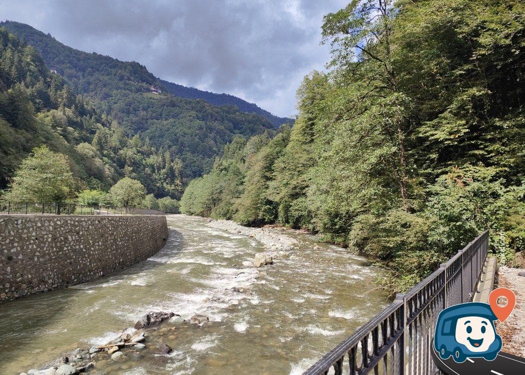 Vadi İçi Nehir Kenarı Kamp Alanı ve Otoparkı - Çamlıhemşin, Rize, foto 2