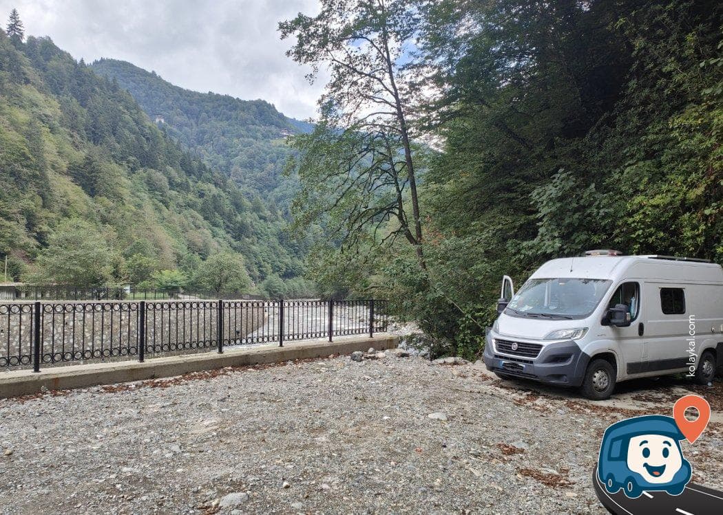 Vadi İçi Nehir Kenarı Kamp Alanı ve Otoparkı - Çamlıhemşin, Rize, foto 1