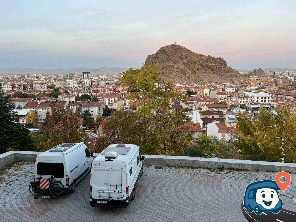 Şehir ve Kale Manzaralı Ücretsiz Otopark - Afyonkarahisar Merkez, Afyonkarahisar, foto 2
