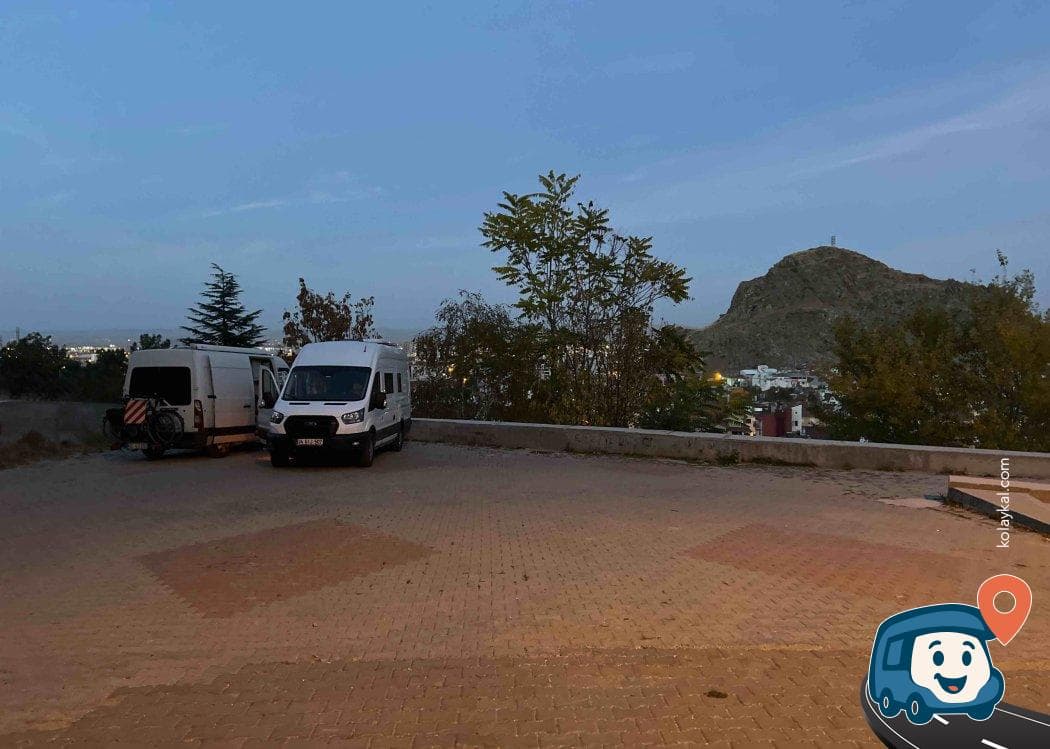 Şehir ve Kale Manzaralı Ücretsiz Otopark - Afyonkarahisar Merkez, Afyonkarahisar, foto 1