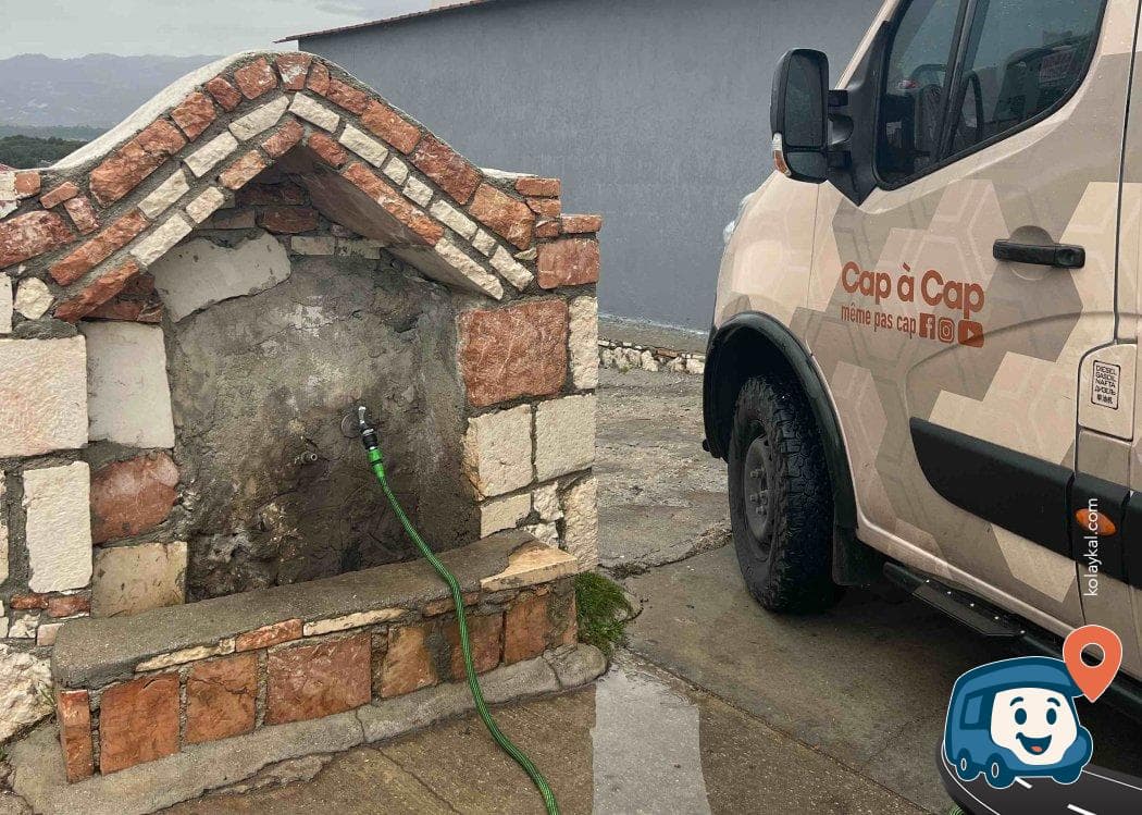 Fethiye Yakınında Su Kaynağı Olan Petrol İstasyonu Park Yeri - Seydikemer, Muğla, foto 1