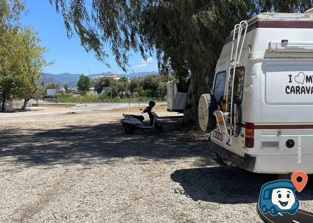 Gölge Alanı Olan Sahil Yakını Kamp Noktası - Fethiye, Muğla, foto 1
