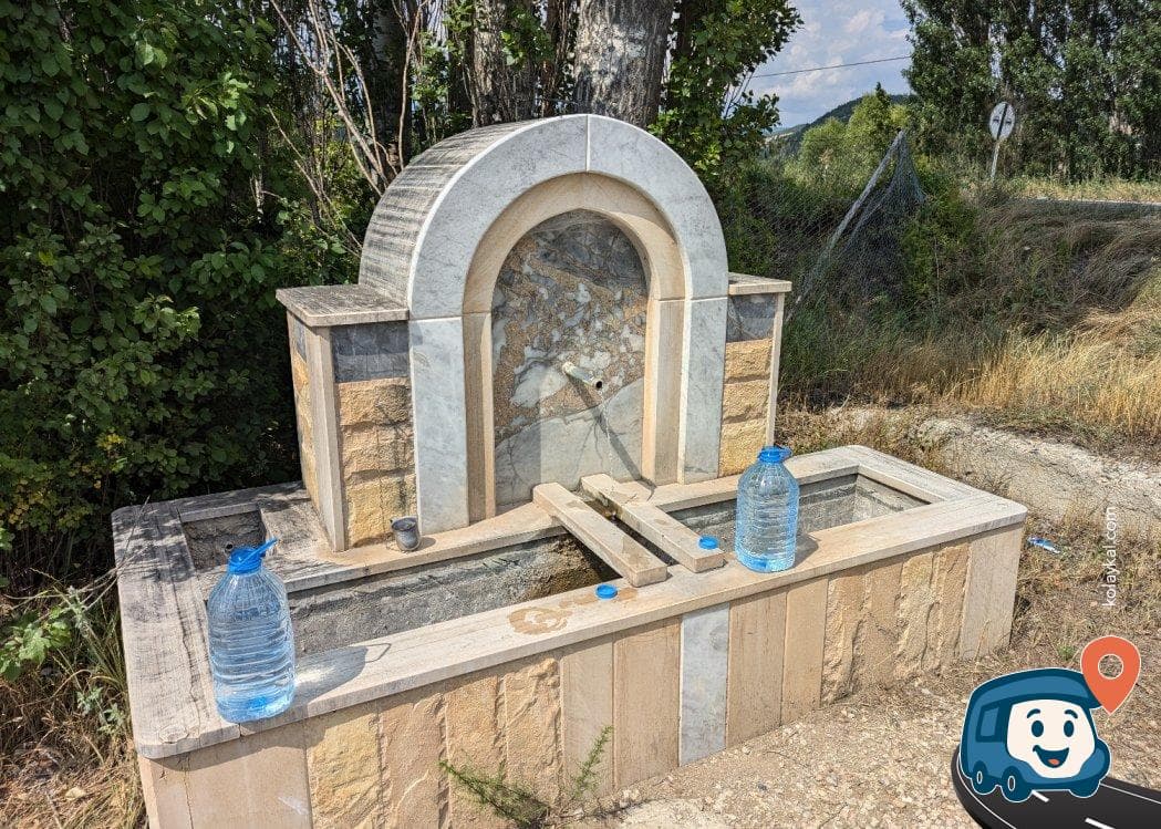 Yol Kenarı Temiz Su Kaynağı ve Tek Araçlık Park Alanı - Şiran, Gümüşhane, foto 1