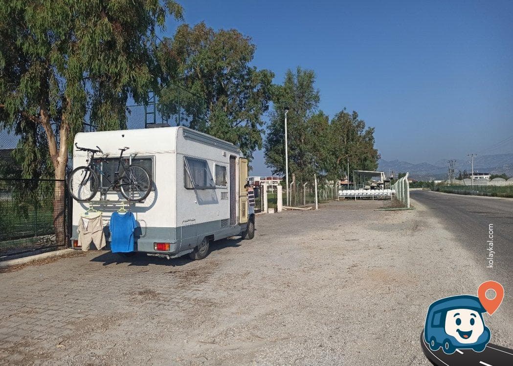 Kınık Ören Yeri Yakınında Okaliptüs Ağaçları Altı Kamp ve Park Alanı - Kaş, Antalya, foto 1