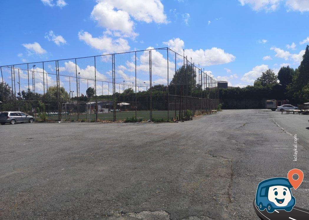 İstanbul Futbol Sahası Yanı Ücretsiz Otopark ve Kamp Alanı - Sarıyer, foto 1
