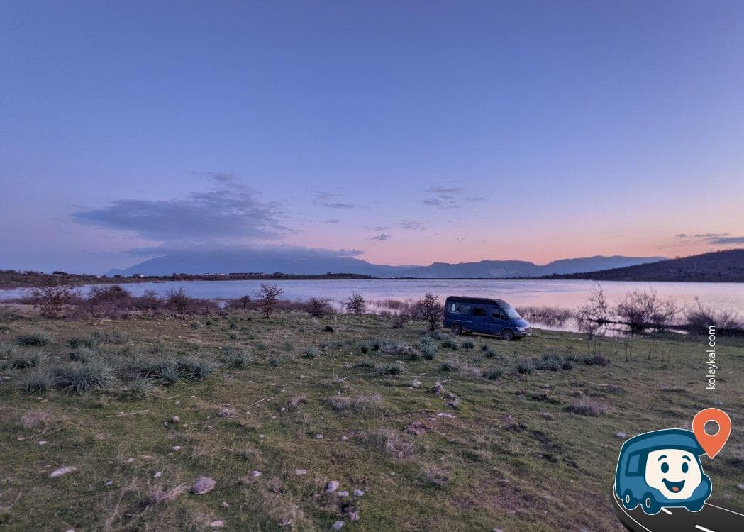 Spil Dağı Manzaralı Göl Kenarı Kamp Alanı - Yunusemre, Manisa, foto 1