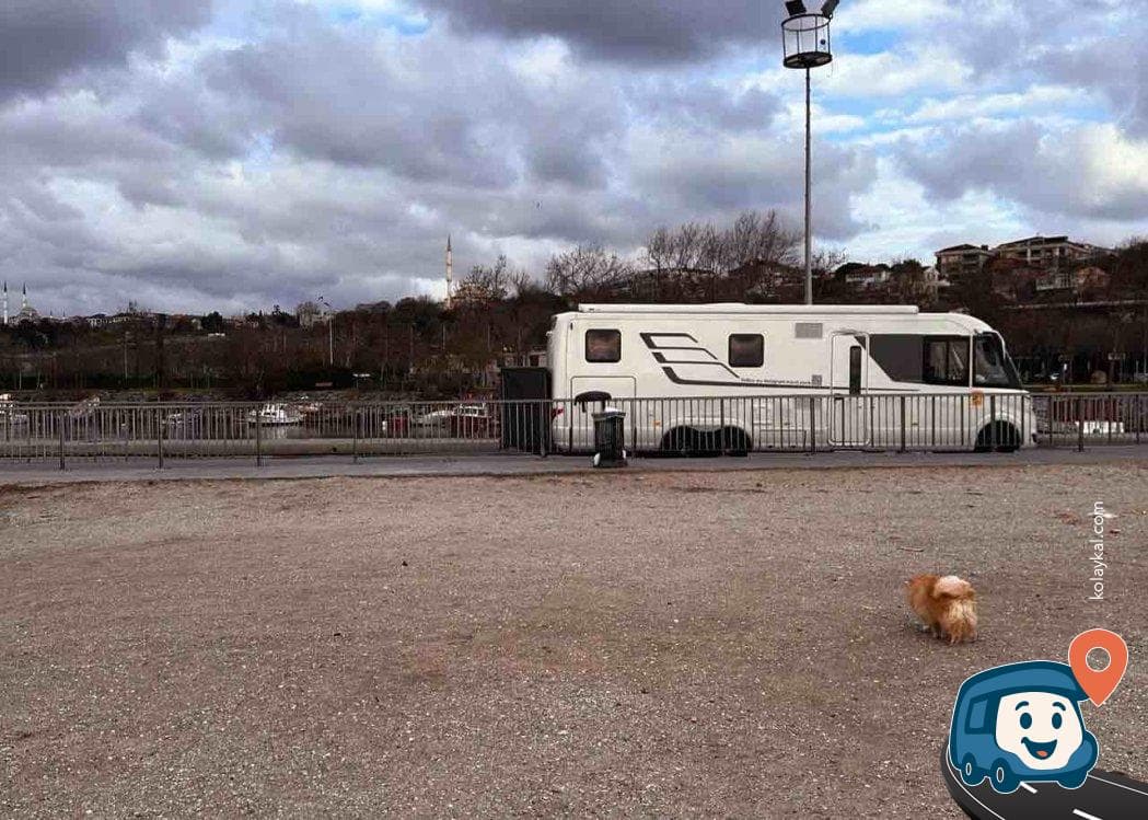 İstanbul Sahil Kenarı Ücretsiz Otopark ve Kamp Alanı - Küçükçekmece, foto 1