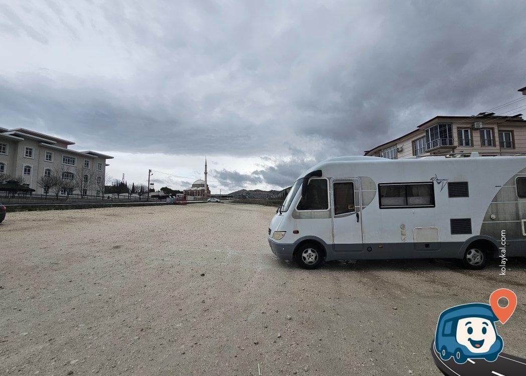 Burdur Adliyesi Yanı Ücretsiz Otopark ve Kamp Alanı - Burdur Merkez, foto 1