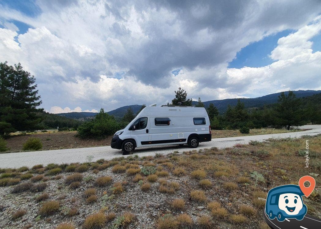 Terk Edilmiş Asfalt Yolda Sakin Kamp Noktası - Yeşilova, Burdur, foto 1