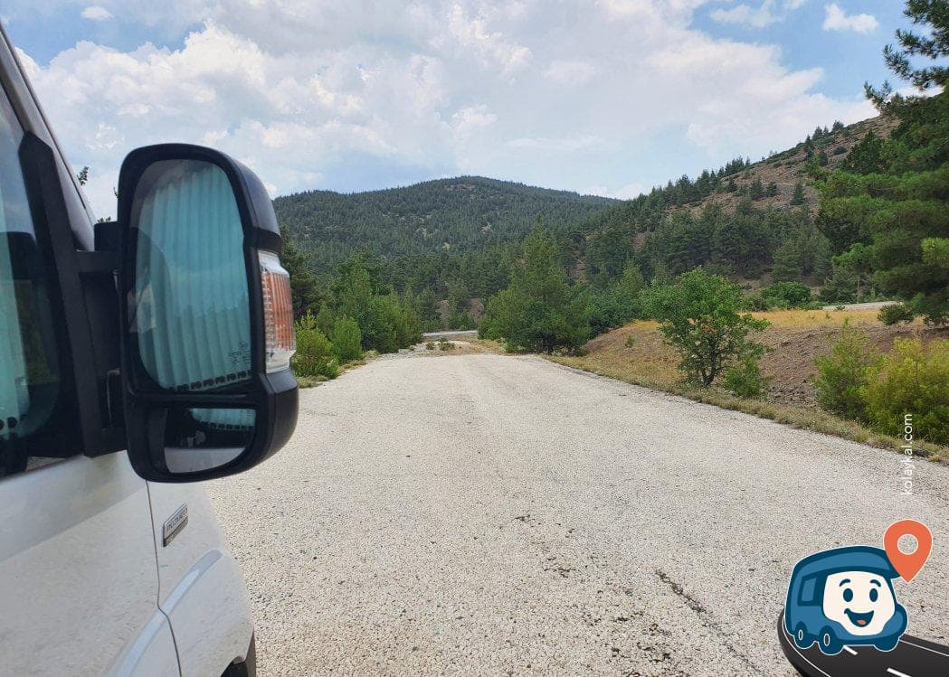 Terk Edilmiş Asfalt Yolda Sakin Kamp Noktası - Yeşilova, Burdur, foto 3