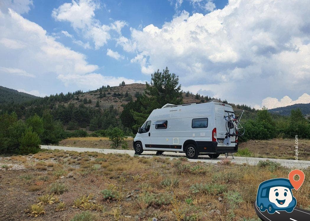 Terk Edilmiş Asfalt Yolda Sakin Kamp Noktası - Yeşilova, Burdur, foto 2