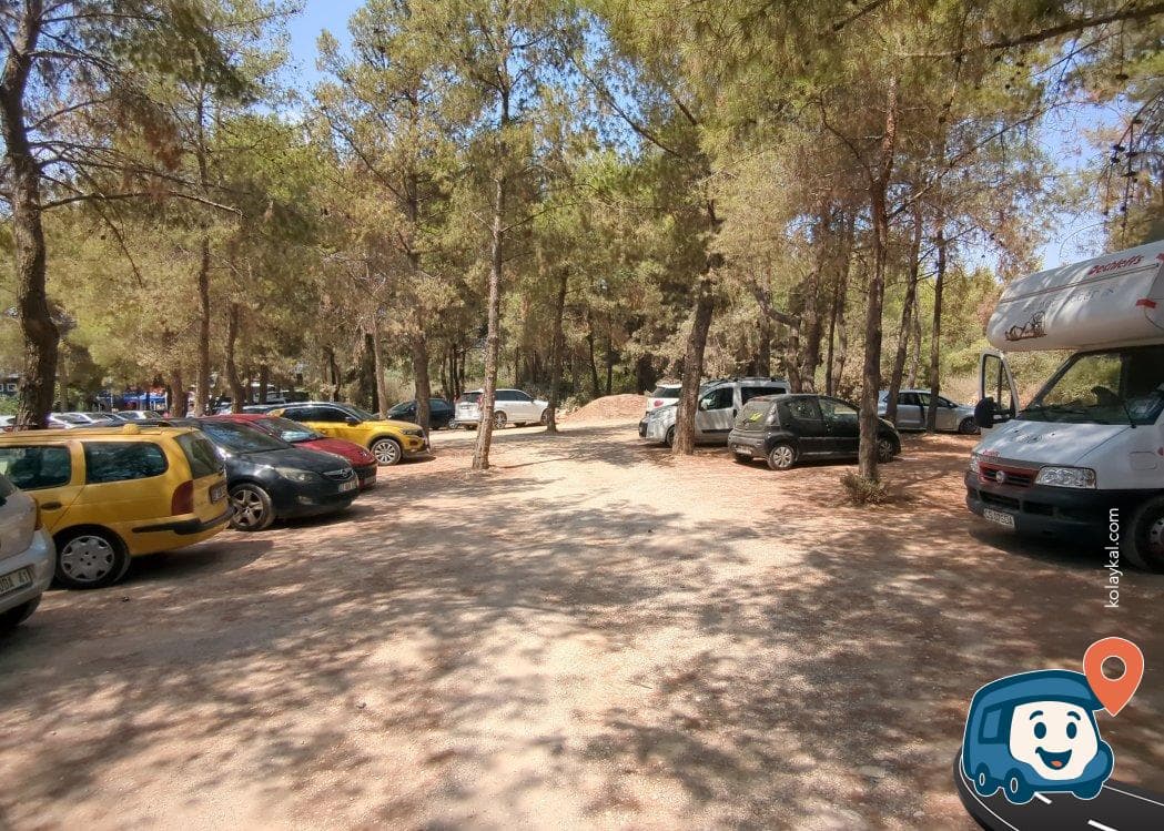Çam Ağaçları Altında Sahile Yakın Otopark - Konyaaltı, Antalya, foto 1
