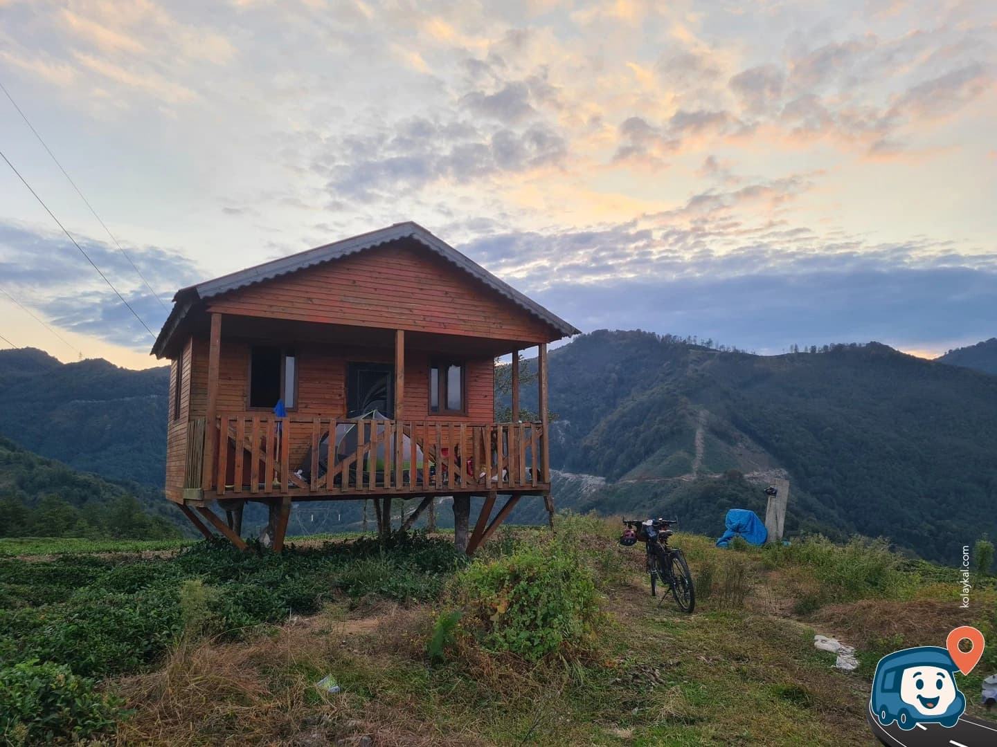 Tepedeki Terk Edilmiş Kulübeler - Hopa, Artvin, foto 2