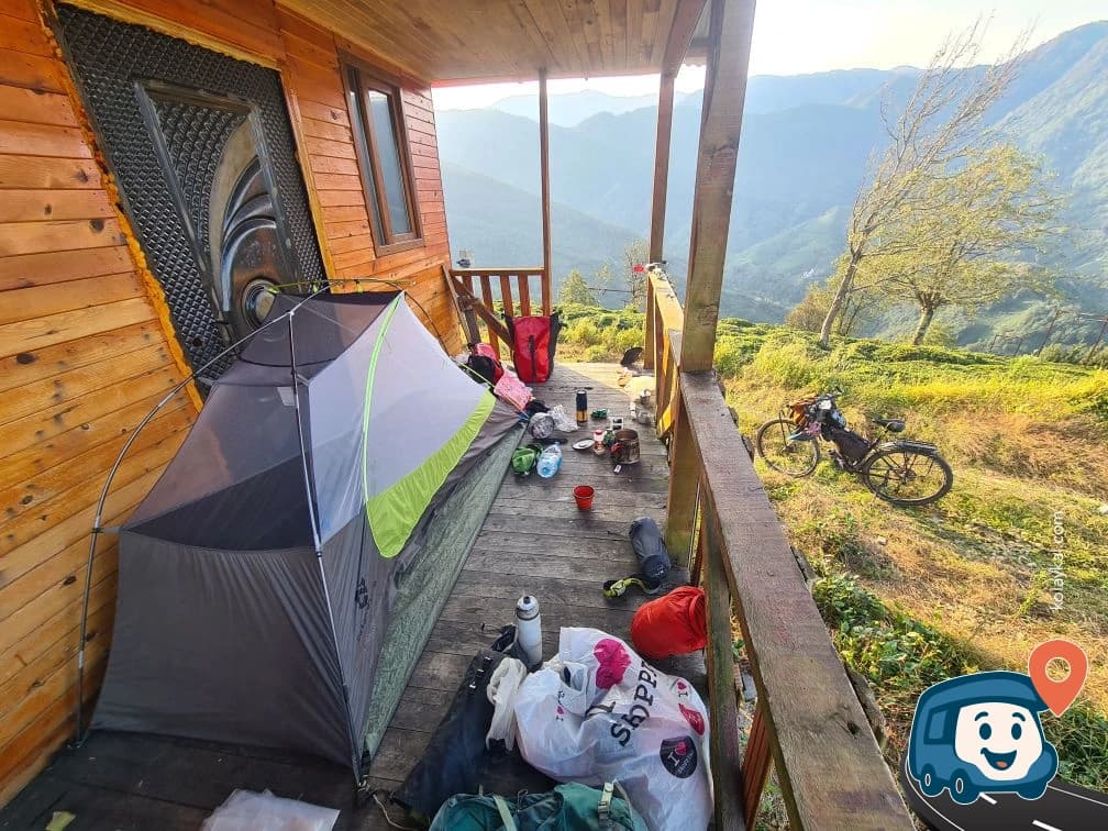 Tepedeki Terk Edilmiş Kulübeler - Hopa, Artvin, foto 1