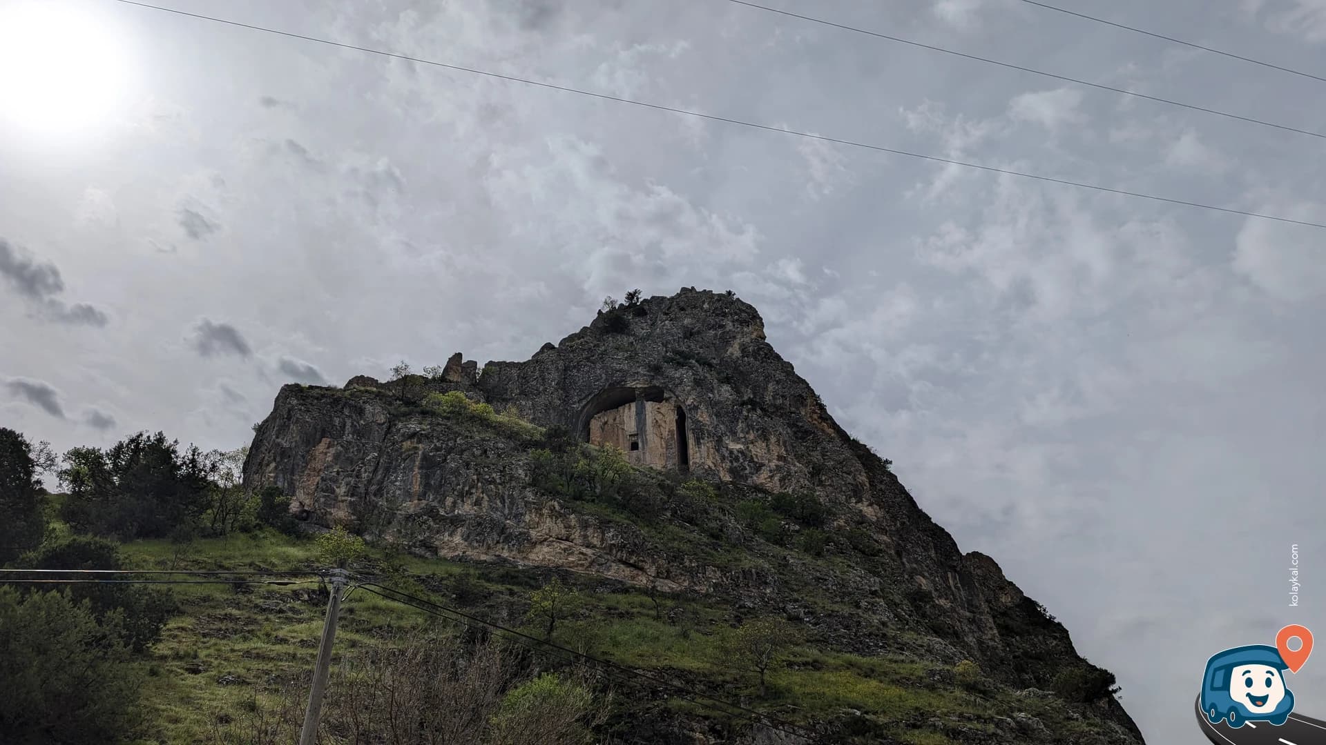 Kapılıkaya Anıtsal Kaya Mezarı - Laçin, Çorum, foto 1